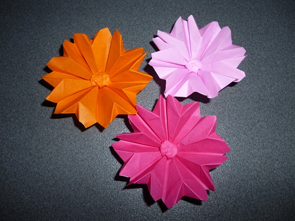 折り紙でコスモス 簡単なものや立体的な折り方で作ってみる オレンジの花冠